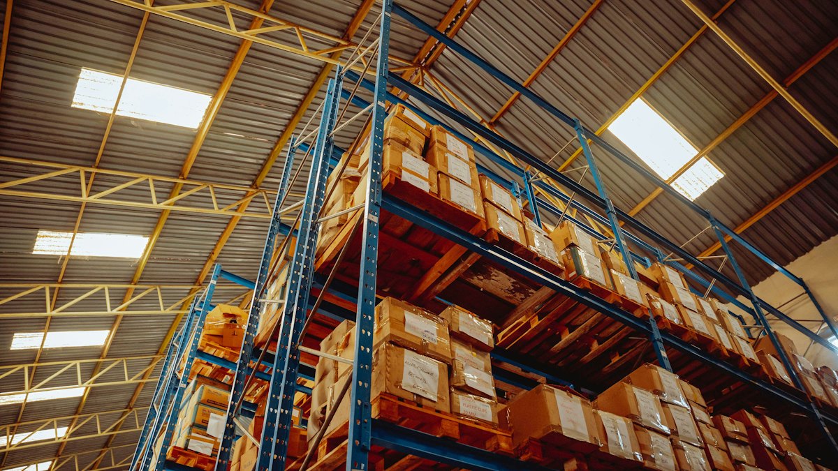 Kiểm tra định kỳ các tầng hàng, thanh beam và chốt khoá