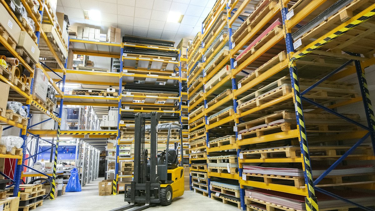 Kho kệ pallet nhiều tầng vận hành cùng xe nâng