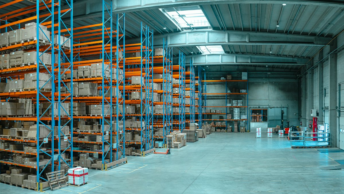 Hệ kệ tải nặng chứa hàng trên pallet, vận hành bằng xe nâng